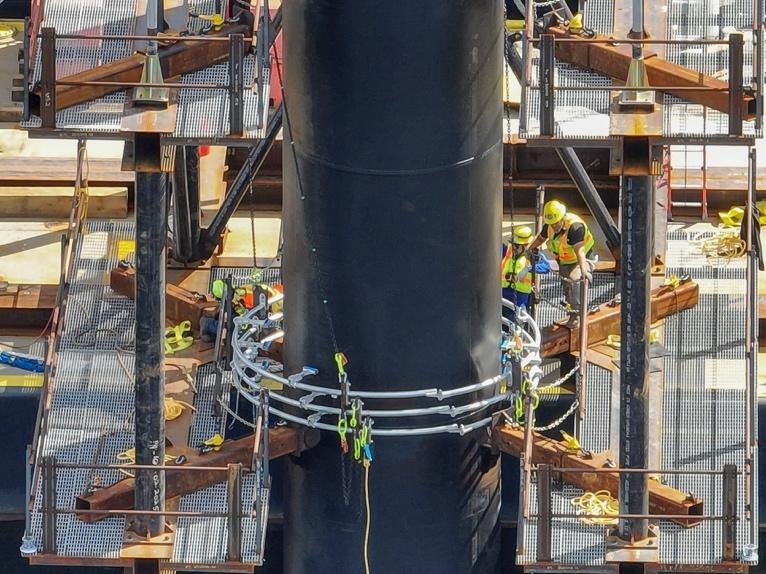 Installing the bubble curtain around the pile